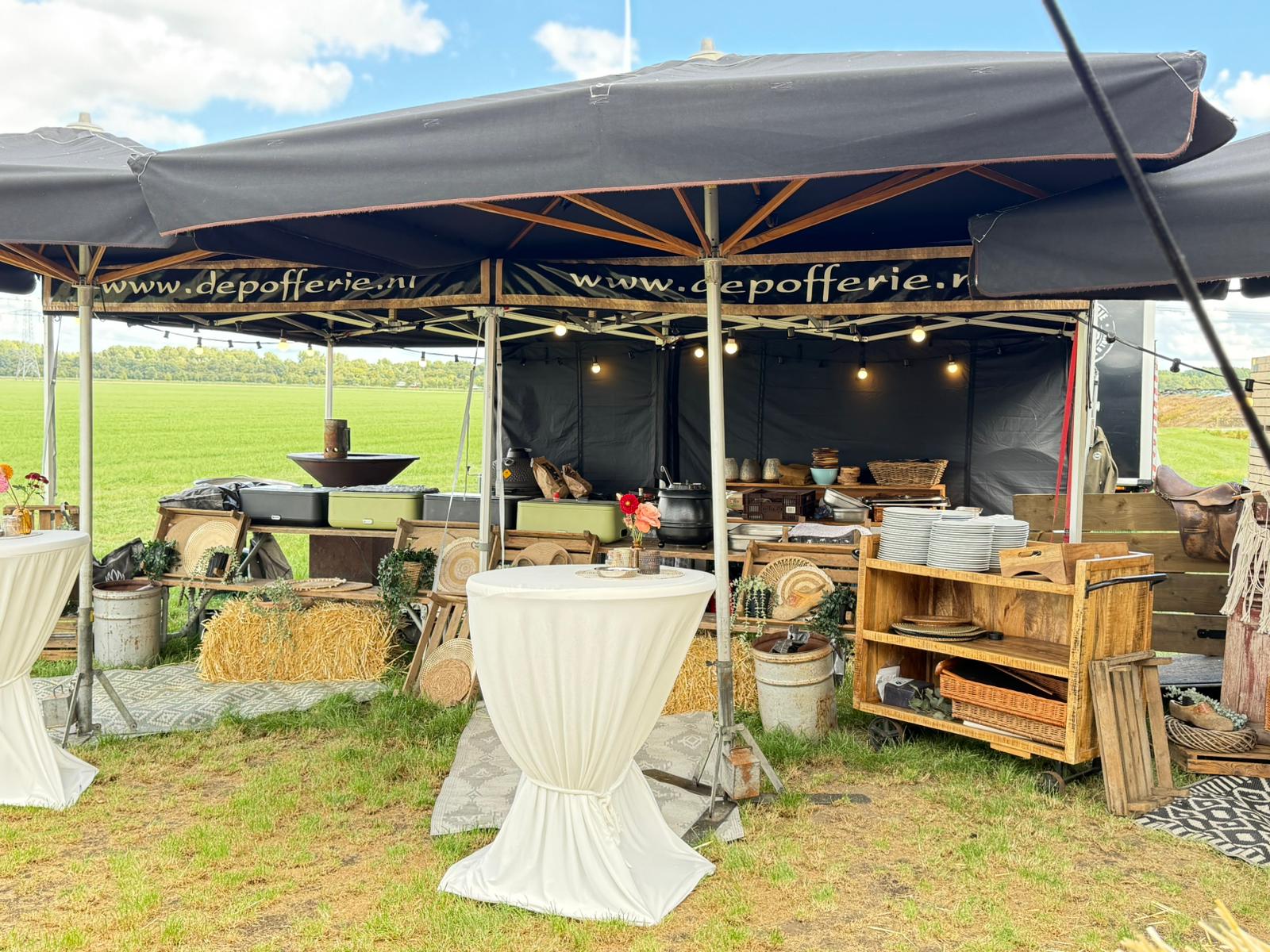 De Pofferie bakbus in een veld met hooibalen en eucalyptus